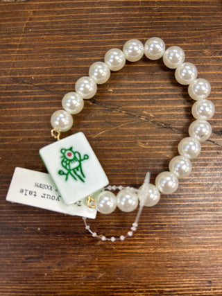 Mahjong Tile Bracelet – Elegant Pearl & Gold Bead Collection